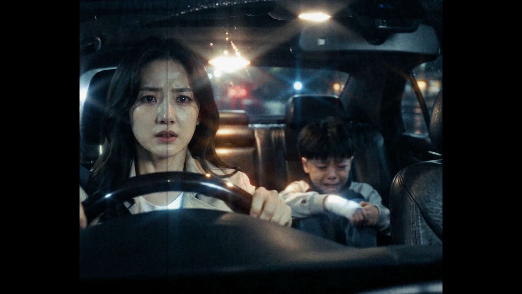 《轉來》劇照：雨夜車內的女子與後座孩童